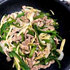 รูปของ 豚肉で野菜たっぷり青椒肉絲