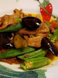 鶏皮となすとオクラの炒め物-レシピのメイン写真