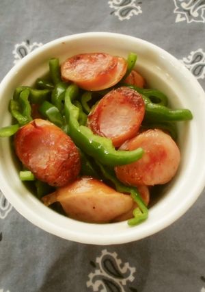 よくあるソーセージピーマンをスパイシーに-レシピのメイン写真