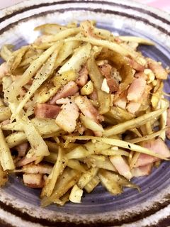 すぐできる!ごぼうとベーコンの炒め物-レシピのメイン写真