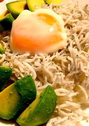 速攻！しらすアボカド温玉丼-レシピのメイン写真