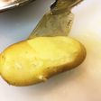 トングを使って簡単皮剥き