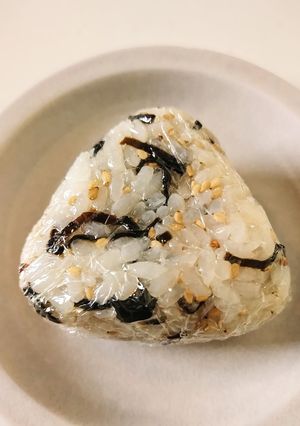 お弁当に♬塩昆布と白ごまの絶品おにぎり-レシピのメイン写真
