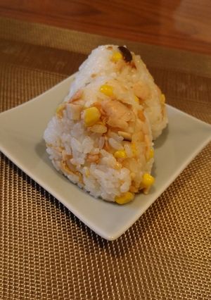 コーンと鮭のバターしょうゆおにぎり-レシピのメイン写真