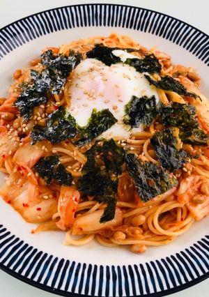 簡単☆温玉&韓国のり乗せ納豆キムチパスタ-レシピのメイン写真