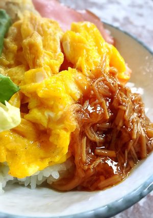 簡単朝食に♪いり卵となめたけ丼-レシピのメイン写真
