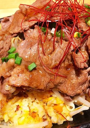 鉄板の上でちょっと豪華な焼肉チャーハン-レシピのメイン写真