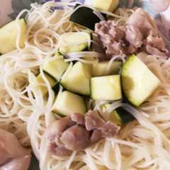 รูปของ ズッキーニと鳥モモ肉のあえ素麺