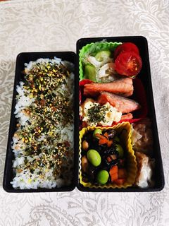 鮭のムニエルと煮豆のお弁当です-レシピのメイン写真