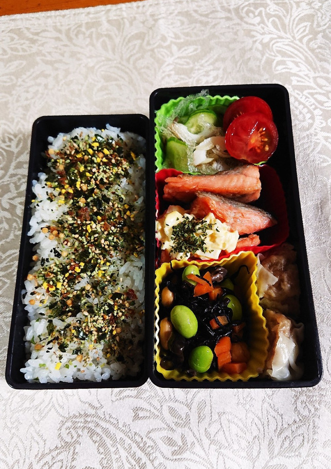 鮭のムニエルと煮豆のお弁当です-レシピのメイン写真