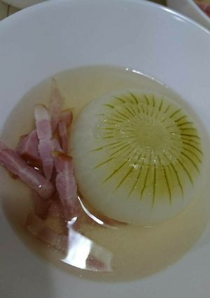 丸ごと玉ねぎとベーコンのスープ-レシピのメイン写真