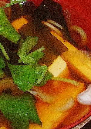 豆腐とわかめの醤油汁(雑煮の出汁)-レシピのメイン写真
