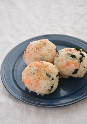 鮭とわかめのきび酢入りおにぎり-レシピのメイン写真