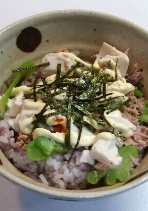 ツナブロッコリー豆腐のラー油マヨ丼-レシピのメイン写真