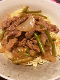 インスタントラーメンに焼肉をぶっかけた-レシピのメイン写真
