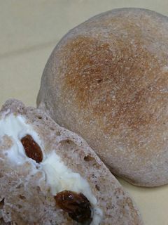 クリームチーズ&レーズンパン-レシピのメイン写真