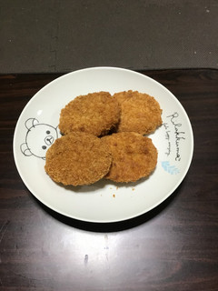 お肉屋さんの前で並んだビーフコロッケ-レシピのメイン写真