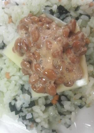 お茶漬けの素で☆納豆ちーおにぎり-レシピのメイン写真
