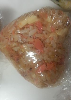 シンプルな美味しさ☆鮭醤油チーズにぎり☆-レシピのメイン写真