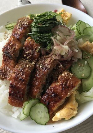 夏のスタミナ補給に！うなサラダ丼♡-レシピのメイン写真