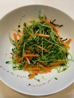 豆苗とにんじんの塩昆布サラダ-レシピのメイン写真