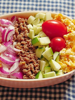 夏野菜!ズッキーニでサラダそぼろごはん-レシピのメイン写真