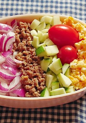 夏野菜！ズッキーニでサラダそぼろごはん-レシピのメイン写真