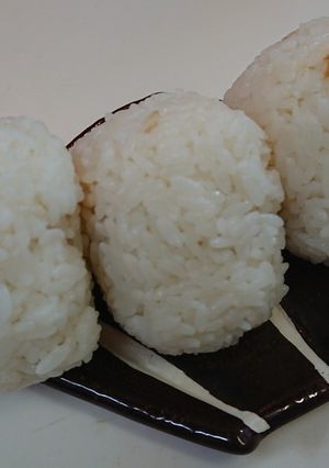 梅ねぎかつお✨おにぎり-レシピのメイン写真