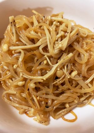 簡単♪白滝とエノキの黒胡椒炒め-レシピのメイン写真