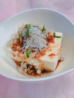 釜揚げしらすをのせただけ!先ずは!の冷奴-レシピのメイン写真