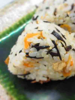 ひじき煮と甘露しょうが煮でおにぎり-レシピのメイン写真