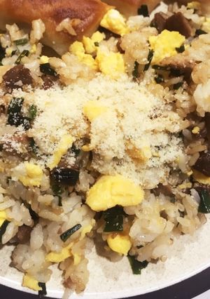チャーハンに粉チーズかけてみて-レシピのメイン写真