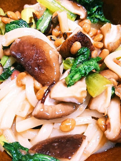 具たっぷり☆きのこの梅納豆うどん♪-レシピのメイン写真