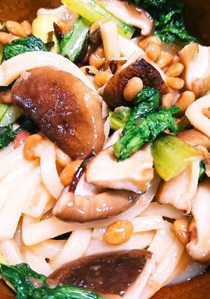 具たっぷり☆きのこの梅納豆うどん♪-レシピのメイン写真