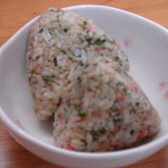 รูปของ 屋台の味のような・・・おにぎり（笑）