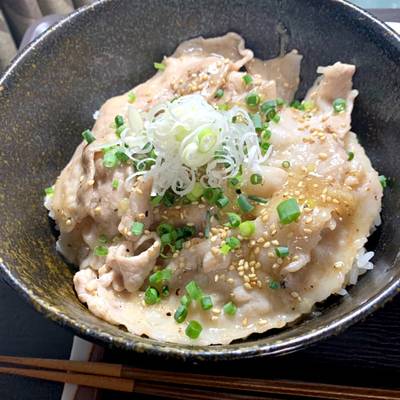 ネギ塩豚カルビ丼