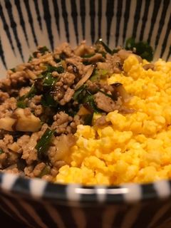 ニラと椎茸でカサ増し!ご飯が進むそぼろ丼-レシピのメイン写真