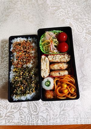 具だくさんの鶏団子のお弁当です。-レシピのメイン写真