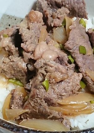 漬けビーフとオニオンの蒸し炒め丼-レシピのメイン写真