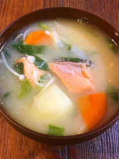 旨味たっぷり♡鮭と根菜と茸のお味噌汁-レシピのメイン写真