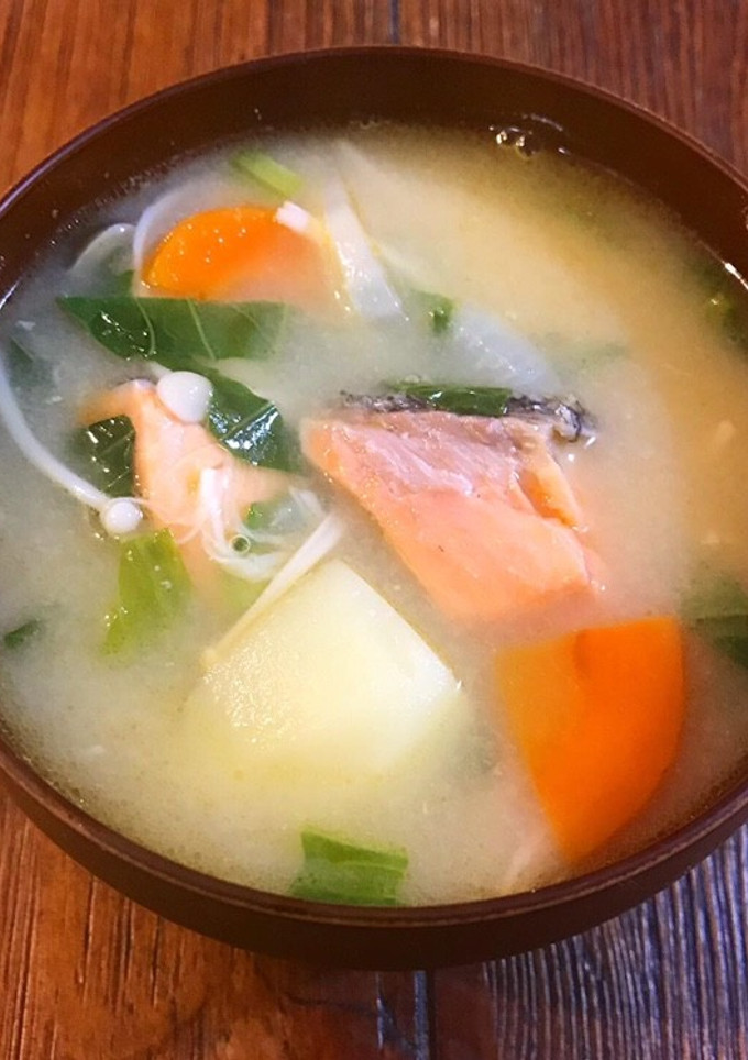 旨味たっぷり♡鮭と根菜と茸のお味噌汁-レシピのメイン写真
