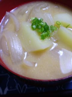新ジャガ・新玉葱のお味噌汁-レシピのメイン写真