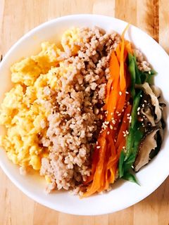 そぼろ丼 ついでに煮汁で色々作って5色丼-レシピのメイン写真