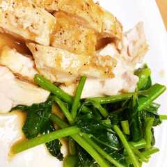รูปของ 鶏むね肉のチーズソテーと空芯菜の炒め物