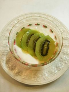 完熟キウイ ヨーグルト 蜂蜜-レシピのメイン写真
