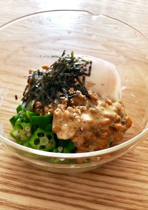 ダイエット中の1品！おくら納豆温玉乗せ-レシピのメイン写真