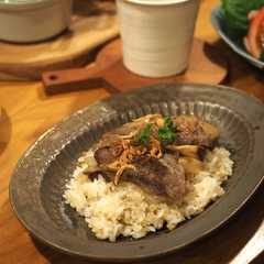 รูปของ 焼肉用お肉でガーリックライスのっけ丼