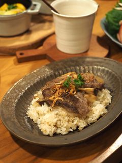 焼肉用お肉でガーリックライスのっけ丼-レシピのメイン写真