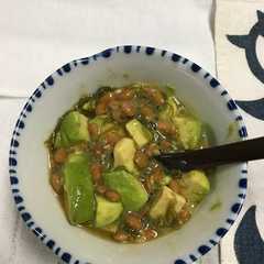 รูปของ アボカドめかぶ納豆ごはん