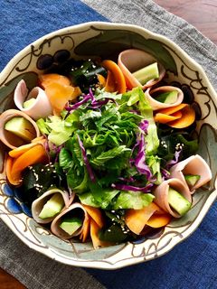 ハムとワカメの野菜たっぷり七色サラダ-レシピのメイン写真